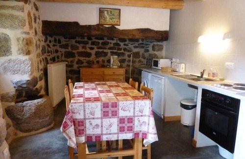Rauret Cottage | Charming Village Farmhouse Sleeps 8 – Near Allier Gorges & Pradelles