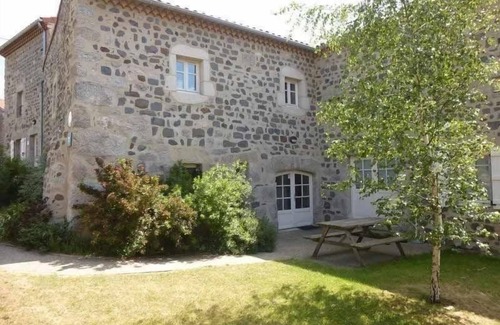 Rauret Cottage | Charming Village Farmhouse Sleeps 8 – Near Allier Gorges & Pradelles
