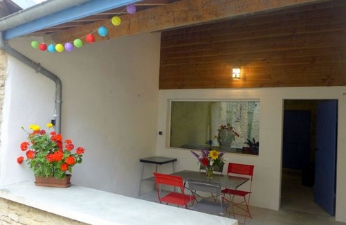 Chateauvillain Cottage | Charming Village Home: Scenic Walks, Close to Attractions, Sleeps 4