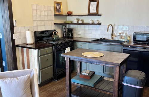 Porterville Apartment | Charming Vintage 1-bedroom apartment with WiFi, AC in lovely Porterville
