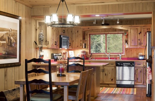 La Pointe Cabin | Charming Vintage 1950's Cottage