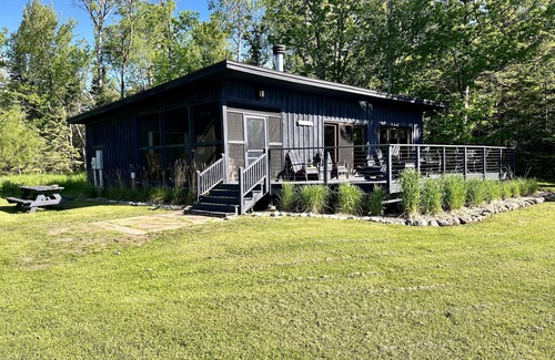 La Pointe Cabin | Charming Vintage 1950's Cottage