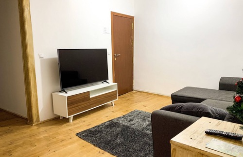 Mouraria House | Charming Vintage 3-Bedroom Retreat in Downtown Lisbon – Sleeps 8!