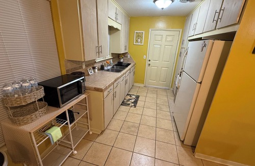 Brownsville House | Charming Vintage and Cozy Getaway – 3BR/2BA