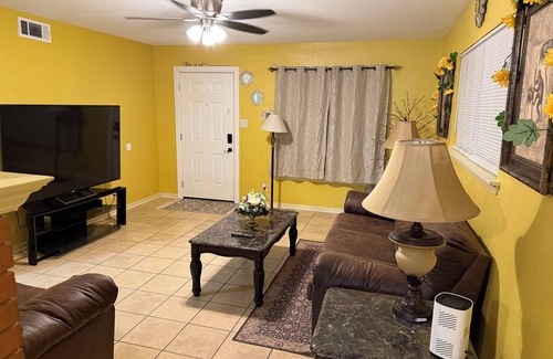 Brownsville House | Charming Vintage and Cozy Getaway – 3BR/2BA