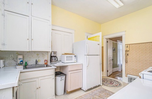 Empire House | Charming vintage cottage close to beach, walkable village & Sleeping Bear Dunes
