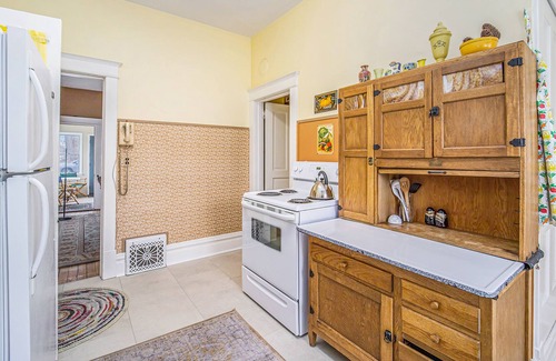 Empire House | Charming vintage cottage close to beach, walkable village & Sleeping Bear Dunes