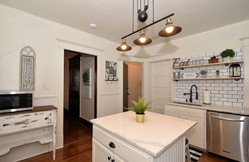 Bay View House | Charming Vintage Farmhouse 3 Bedroom Oasis