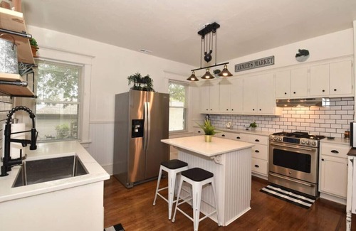 Bay View House | Charming Vintage Farmhouse 3 Bedroom Oasis