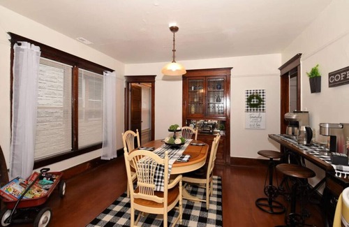 Bay View House | Charming Vintage Farmhouse 3 Bedroom Oasis