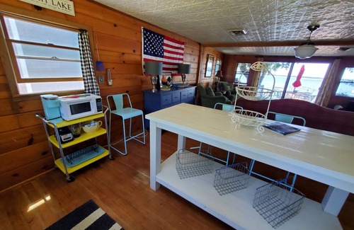 Spirit Lake Cabin | Charming Vintage Lake Cottage