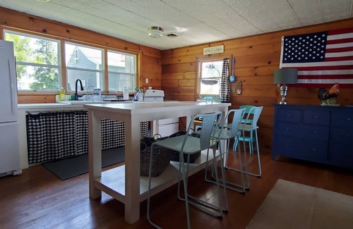 Spirit Lake Cabin | Charming Vintage Lake Cottage
