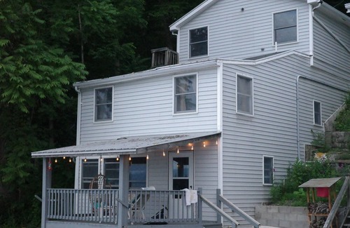 Town of Torrey Cottage | Charming Vintage Lakefront Cottage on Seneca Lake