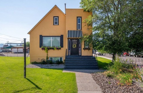 Franklin to the Fort Apartment | Charming Vintage Studio on the Bitterroot Bike Trail