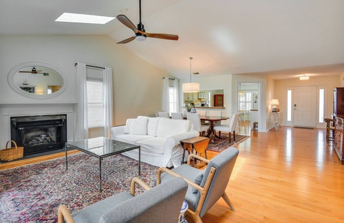 Northwest House | Charming Virginia Beach Home w/ Lake Views!
