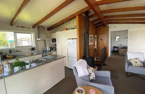 Whakatiwai House | Charming Waharau seaside holiday house close to regional park.
