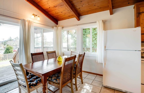 Sunset Beach Cottage | Charming Warrenton Cottage w/Deck < 1 Mi to Beach