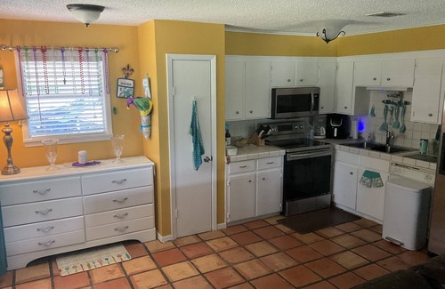 Natchitoches House | Charming water front cottage on Cane River with stunning sunroom & private decks