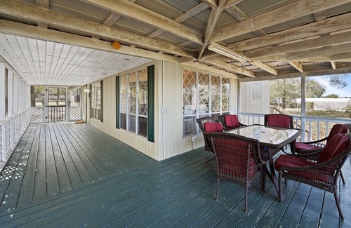 De Funiak Springs Cabin | Charming Waterfront Doublewide with a dock to Juniper Lake