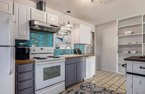 El Lago House | Charming water view bungalow.