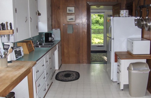 Mid-Coast and Islands Cottage | Charming waterfront cottage with large yard
