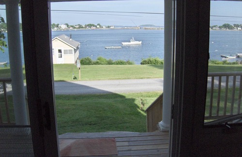 Mid-Coast and Islands Cottage | Charming waterfront cottage with large yard