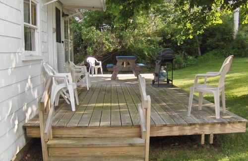 Mid-Coast and Islands Cottage | Charming waterfront cottage with large yard