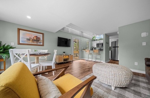 Crystal River Condo | Charming Waterfront Home - Dock Access - Fishing Retreat - Pool - AC - King Bed!