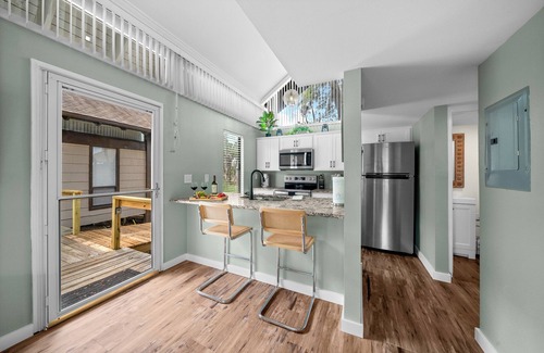 Crystal River Condo | Charming Waterfront Home - Dock Access - Fishing Retreat - Pool - AC - King Bed!