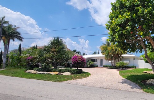 Pompano Beach House | Charming waterfront house with 3-bedrooms, 3-full bathrooms and pool