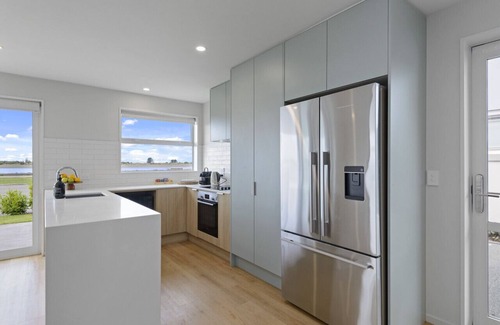 Christchurch House | Charming Waterfront Retreat Redcliffs