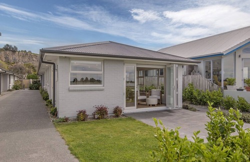 Christchurch House | Charming Waterfront Retreat Redcliffs