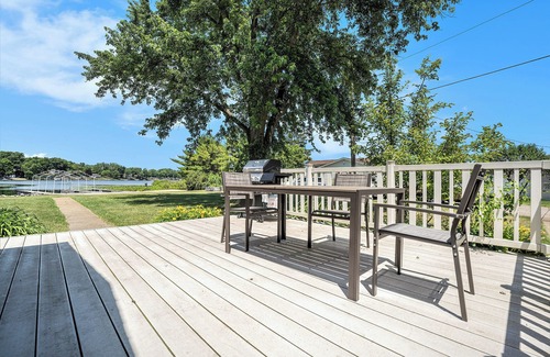 Battle Creek House | Charming Waterfront 4-bedroom house with AC and WiFi with Amazing Views!