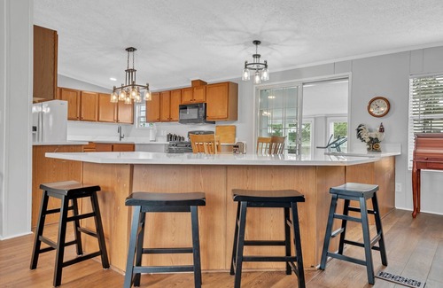 Grandy House | Charming waterfront 3-bedroom house