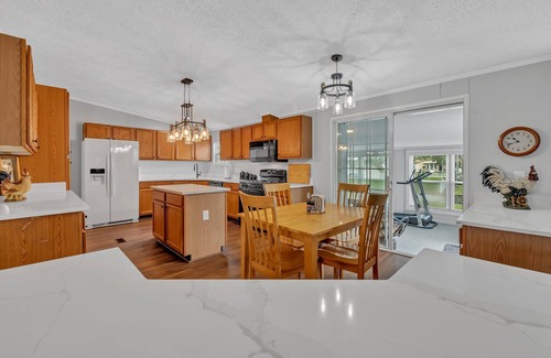 Grandy House | Charming waterfront 3-bedroom house