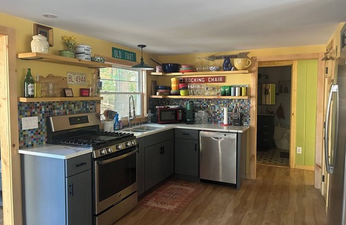 Livermore House | Charming waterfront 3-bedroom house on spring-fed Brettuns Pond