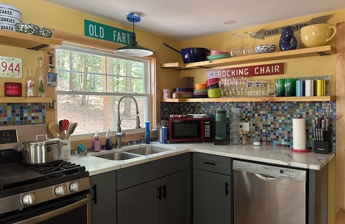 Livermore House | Charming waterfront 3-bedroom house on spring-fed Brettuns Pond