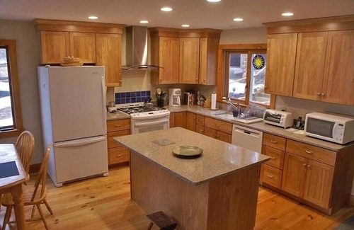 Wellfleet House | Charming Waterfront Cottage on Long Pond in Wellfleet (1687)