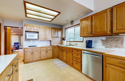 Bellingham Apartment | Charming waterfront cabin with expansive decks, and direct beach access