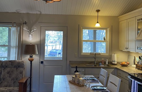 Melrose Park Cottage | Charming Waterfront Cottage with Lake Access
