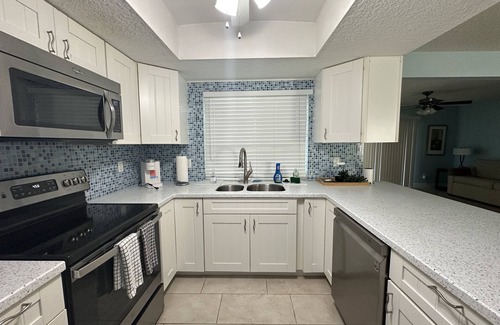 Hudson House | Charming waterfront escape 2-bedroom house with WiFi, AC in lovely Hudson