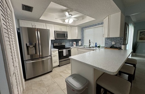 Hudson House | Charming waterfront escape 2-bedroom house with WiFi, AC in lovely Hudson