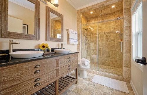 Suffolk Hotel | Charming Waterfront hotel in Suffolk with Balcony, WiFi and AC