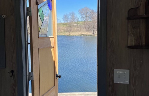 Norwalk Cabin | Charming Waterfront Tiny House & Sauna Near Des Moines