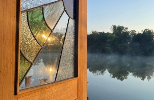 Norwalk Cabin | Charming Waterfront Tiny House & Sauna Near Des Moines
