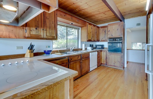 Lopez Island House | Charming Waterfront Home w/Epic Views, Close to Beach - One Dog OK