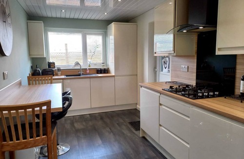 Greasbrough House | Charming Wentworth Lodge With Countryside Views