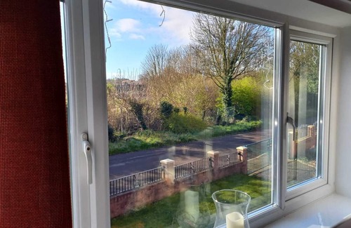 Greasbrough House | Charming Wentworth Lodge With Countryside Views