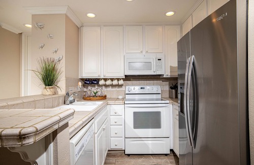 Townsite Condo | Charming West-Facing Single-Level Home with Expansive Ocean Views!