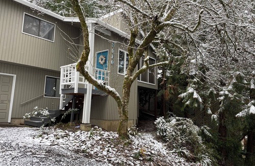 Bolton House | Charming West Linn 4-bedroom house a block from Williamette River